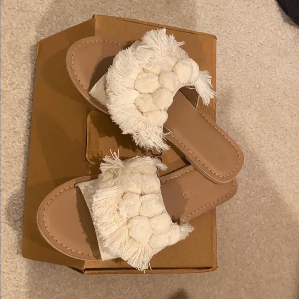 NWOT Boohoo Pom Pom Slides - boho